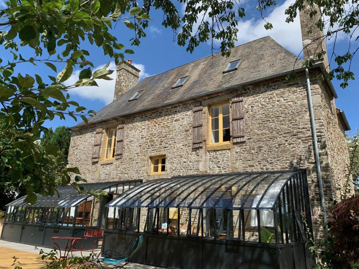Le Petit Manoir Bed & Breakfast Isigny-le-Buat Exterior photo