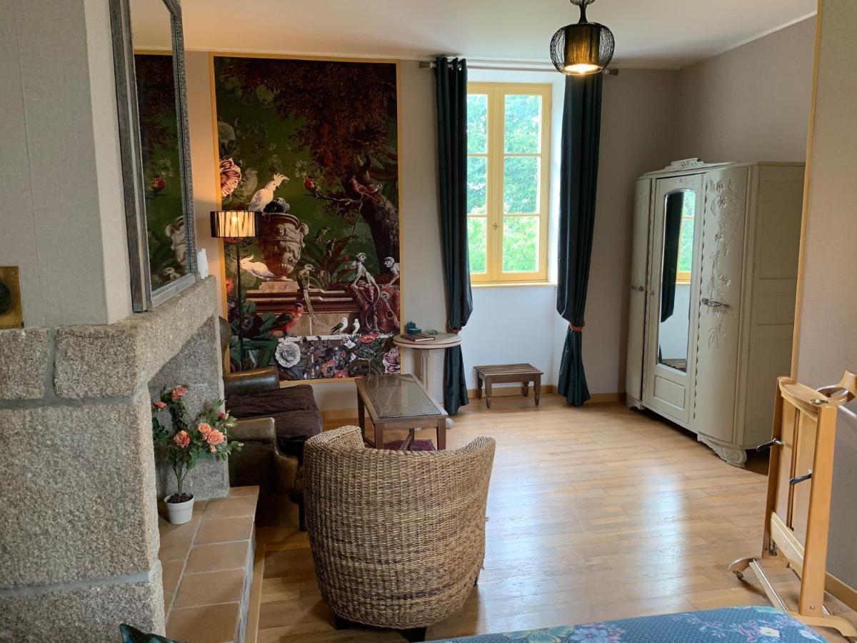 Le Petit Manoir Bed & Breakfast Isigny-le-Buat Exterior photo