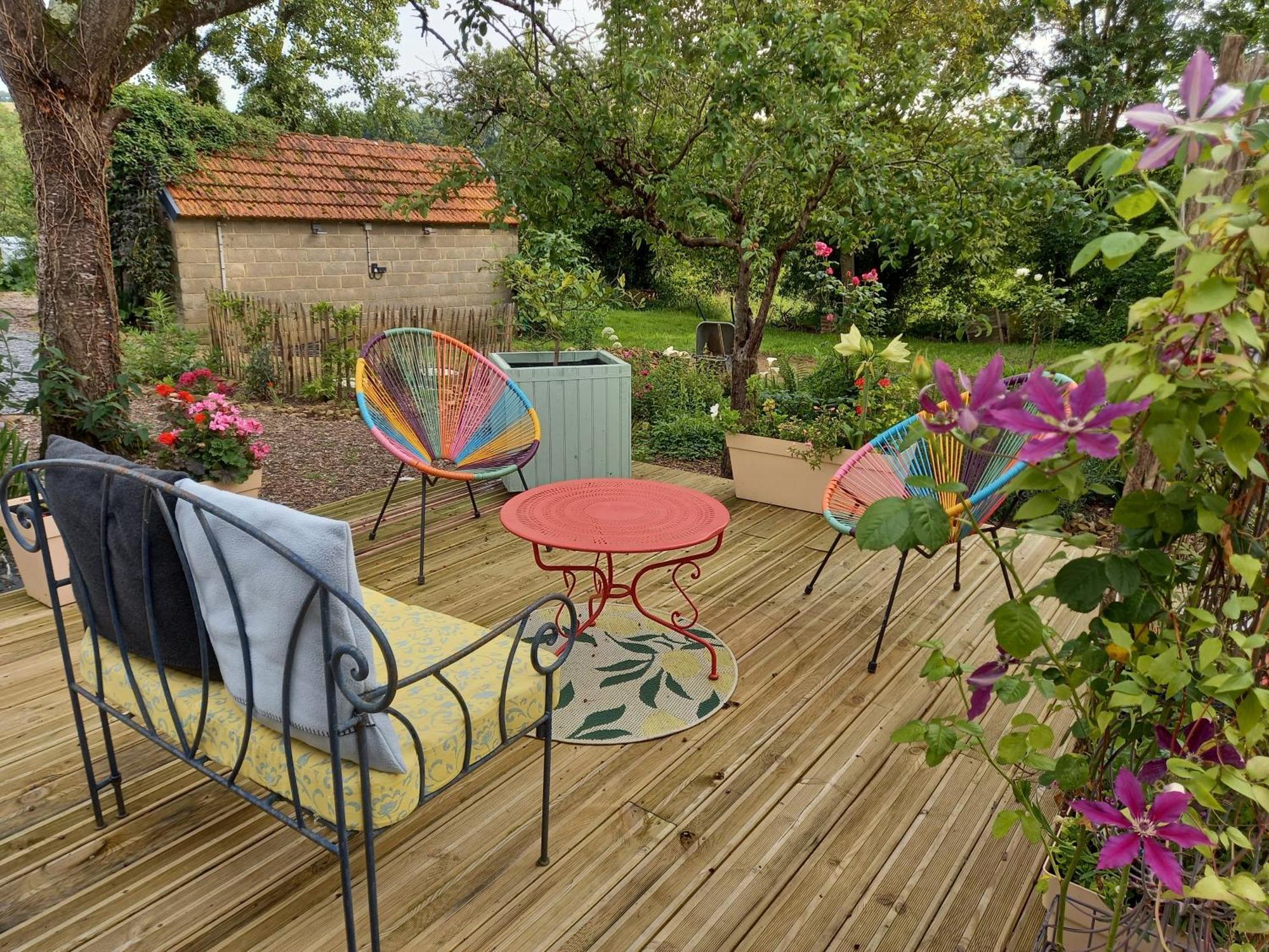 Le Petit Manoir Bed & Breakfast Isigny-le-Buat Exterior photo
