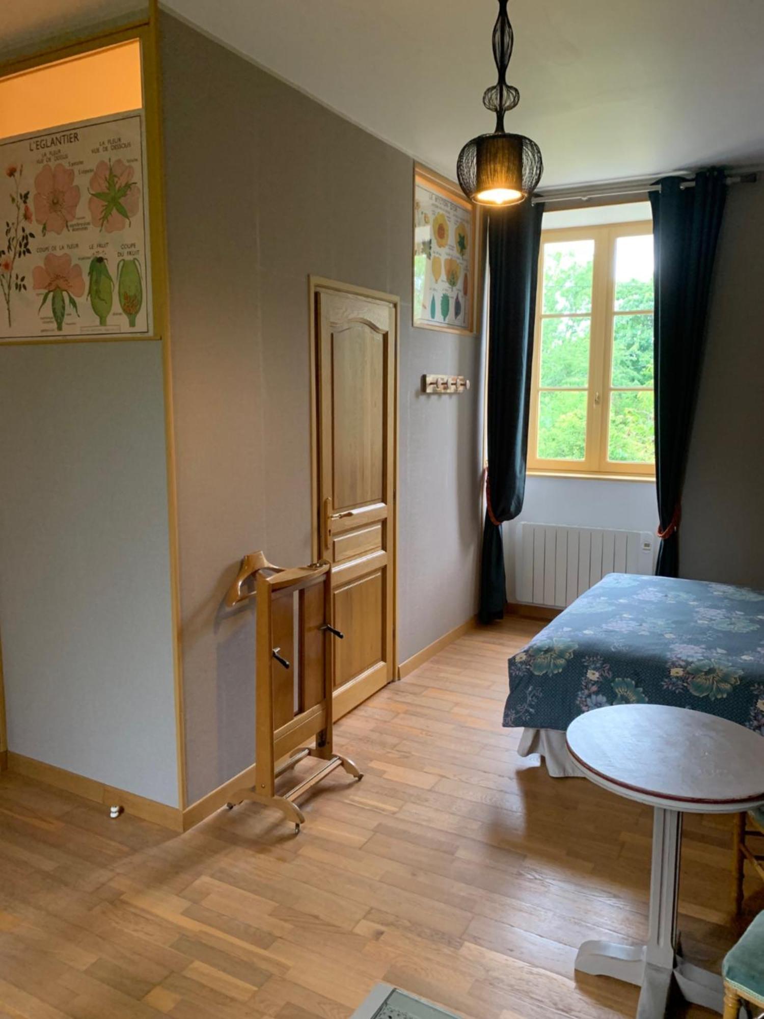 Le Petit Manoir Bed & Breakfast Isigny-le-Buat Exterior photo